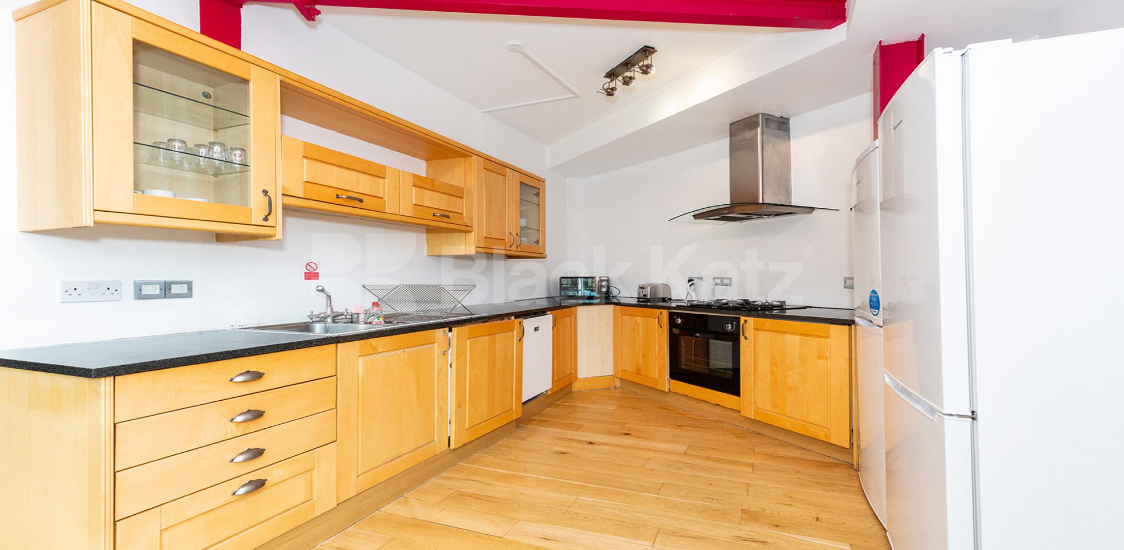 			PENTHOUSE WITH ROOF TERRACE!, 4 Bedroom, 1 bath, 1 reception Flat			 Farringdon Road, CLERKENWELL / HOLBORN